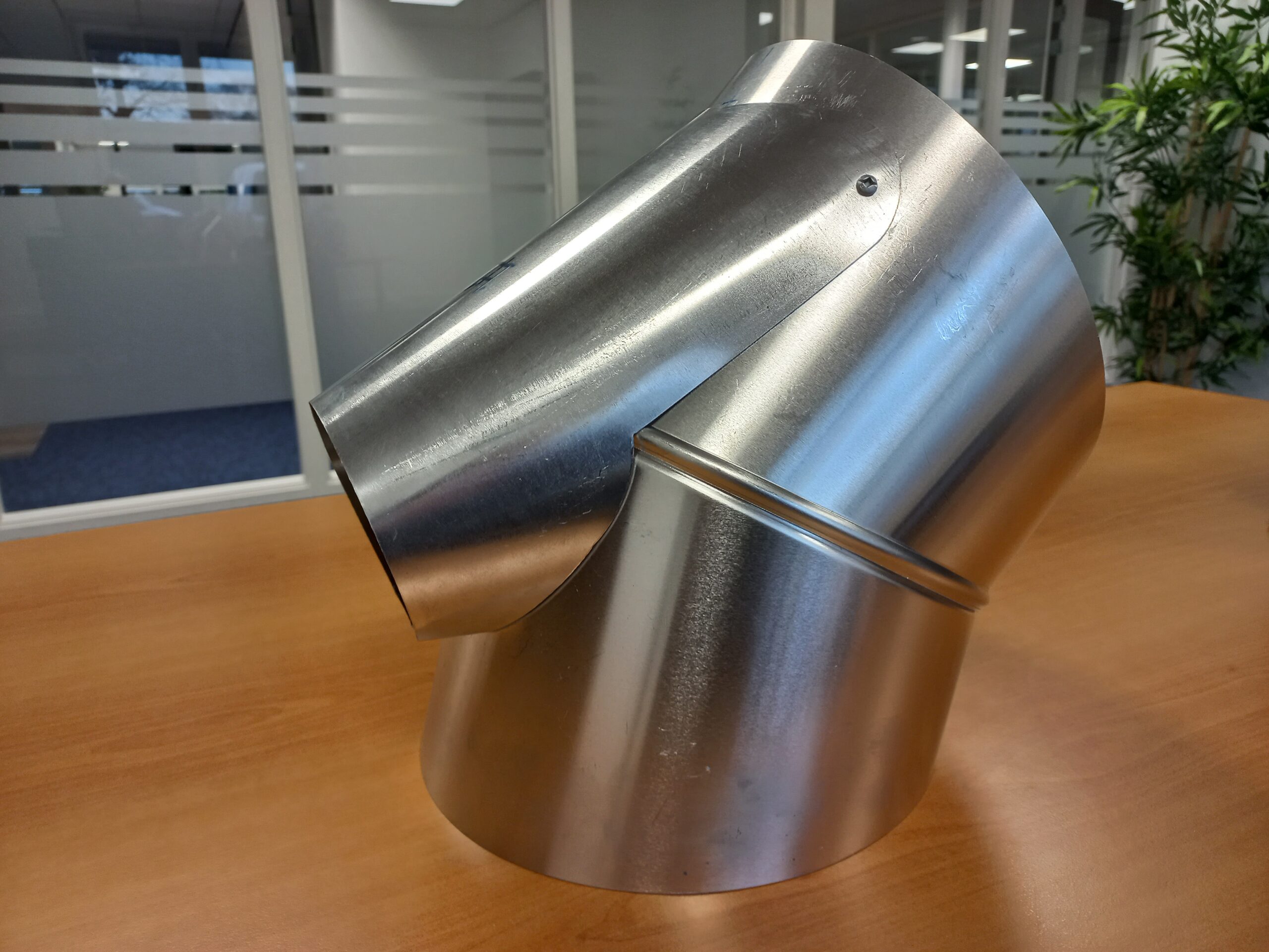 A cone with a diameter of 1000 mm that fits perfectly onto a bend of 2500 mm
